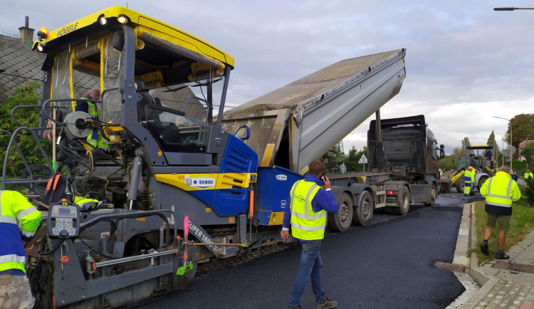 V letošním roce se v kraji podařilo opravit přes 30 kilometrů silnic prvních tříd. Za rok dostanou řidiči další kus dálnice