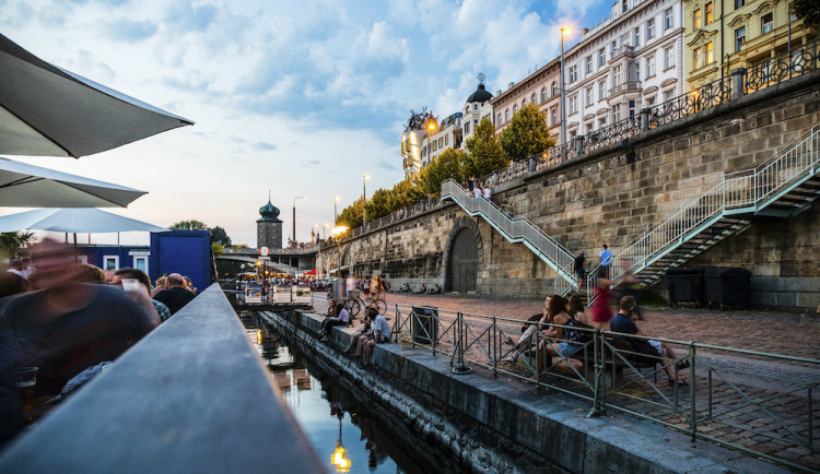 Pražské náplavky dostanou svou vlastní turistickou známku. Prodávat ji budou přímo převozníci
