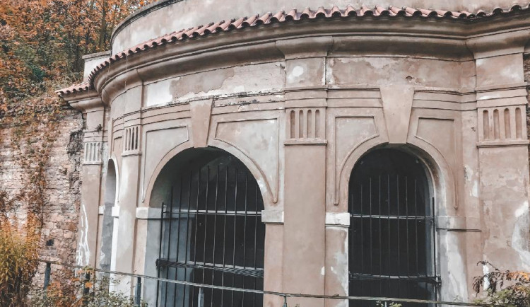Sala terrena, jejíž původ není dodnes jasný, je poslední dochovanou barokní stavbou v usedlosti Popelka