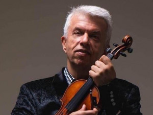 Sváteční koncert Jaroslava Svěceného bude online