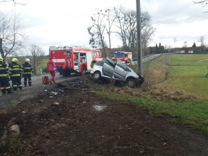 FOTO: U Lupenice došlo ke smrtelné nehodě. Nehoda u Třebechovic si vyžádala čtyři zraněné včetně dvou dětí