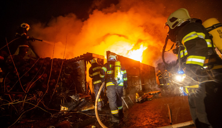 FOTO | VIDEO: Kvůli požáru dílny byl vyhlášen druhý stupeň požárního poplachu. V budově bylo několik tlakových nádob
