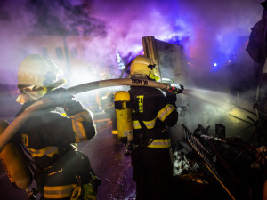 Kvůli požáru dílny byl vyhlášen druhý stupeň požárního poplachu. V budově bylo několik tlakových nádob