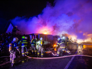 Kvůli požáru dílny byl vyhlášen druhý stupeň požárního poplachu. V budově bylo několik tlakových nádob