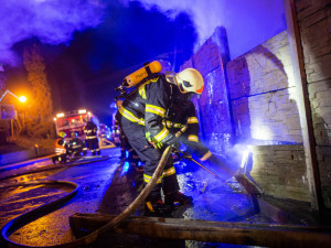 Kvůli požáru dílny byl vyhlášen druhý stupeň požárního poplachu. V budově bylo několik tlakových nádob