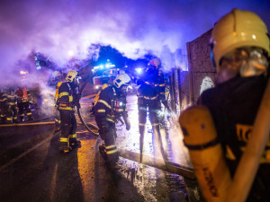 Kvůli požáru dílny byl vyhlášen druhý stupeň požárního poplachu. V budově bylo několik tlakových nádob