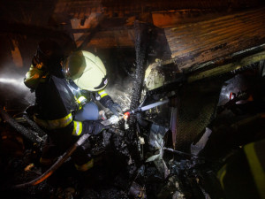 Kvůli požáru dílny byl vyhlášen druhý stupeň požárního poplachu. V budově bylo několik tlakových nádob
