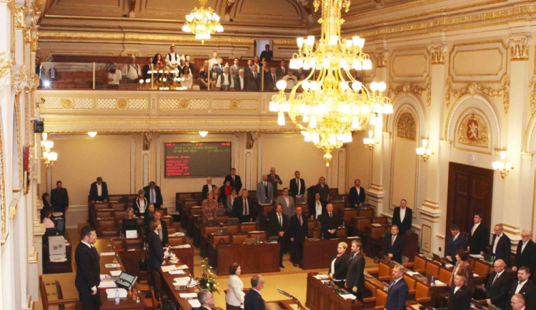 Vtípky na psa i návrh na zmražení politiků. Přečtěte si nejlepší výroky z letošních debat vlády