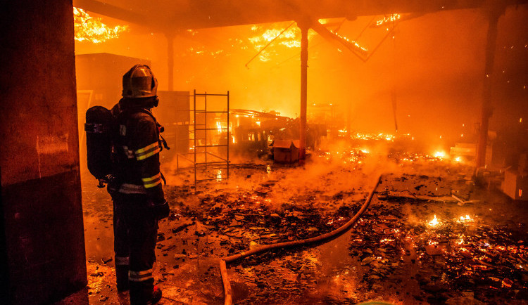 FOTO: Takhle vypadal rok 2020 pohledem krajských hasičů. Nejnáročnější byl požár v Polici nad Metují