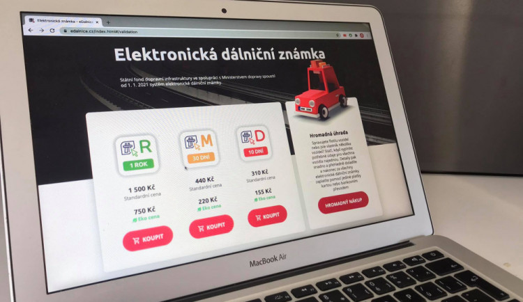 Nalepovací dálniční známky jsou minulostí, ode dneška se prodávají jen elektronické