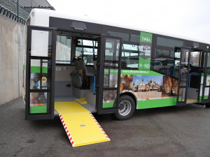 Dvůr Králové nad Labem má nový autobus MHD. Cestující si ho všimnou na první pohled