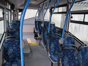 Dvůr Králové nad Labem má nový autobus MHD. Cestující si ho všimnou na první pohled