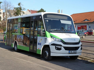 Dvůr Králové nad Labem má nový autobus MHD. Cestující si ho všimnou na první pohled