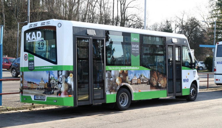 Dvůr Králové nad Labem má nový autobus MHD. Cestující si ho všimnou na první pohled