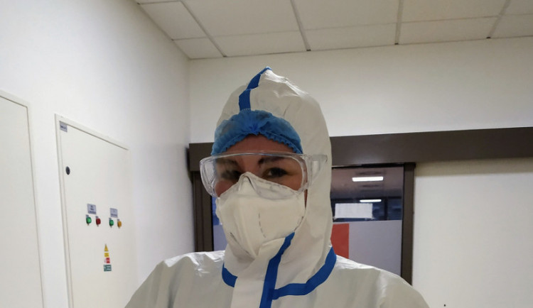 Nejtěžší při práci na covid oddělení je beznaděj a zármutek rodin, říká mladá lékařka Andrea Čoláková