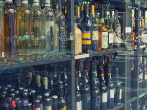 Obchodníci stále prodávají alkohol nezletilým. V kraji pochybila třetina kontrolovaných obchodů