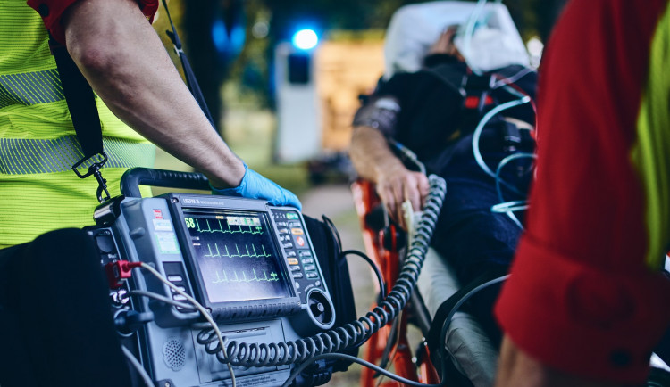 Situace v nemocnicích je kritická, tvrdí hejtman. První pacienty bylo třeba převést mimo kraj