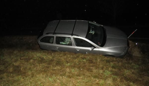 87 letý muž pod parou skončil s autem v příkopě, řidičák neměl