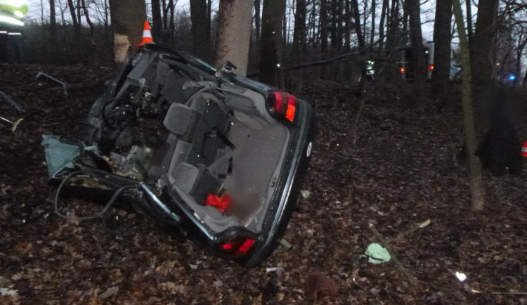 Při nárazu osobního auta do stromu zemřel řidič. Jde o první tragickou nehodu letošního roku v kraji