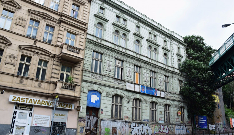 Nový Dům tance? Chátrající Žižkovské lázně by se mohly stát moderním komunitním centrem s kavárnou i wellness