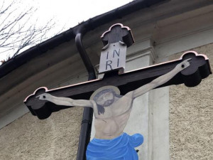 Dřevěný kříž u Janské kaple v Trutnově uhnil. Jeho oprava stála necelých sto tisíc korun