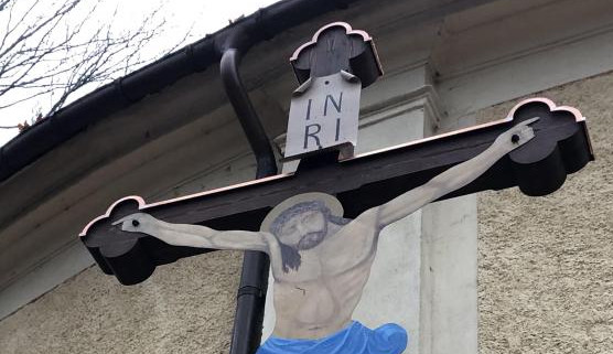 Dřevěný kříž u Janské kaple v Trutnově uhnil. Jeho oprava stála necelých sto tisíc korun