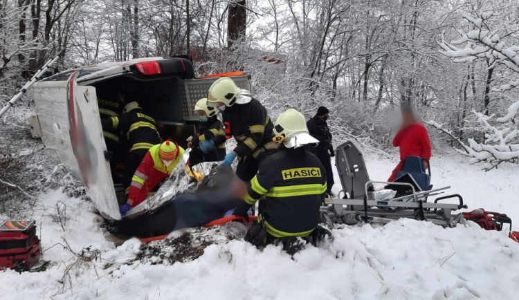 FOTO: Na sněhu bourala sanitka, skončila převrácená vedle silnice. Převážela tři pacienty