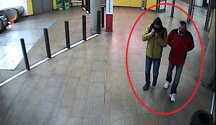 FOTO, VIDEO: Policisté pátrají po dvojici, která v Kobylisích zbila a okradla muže. Neviděli jste je?
