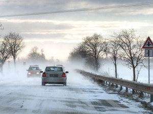 Řidiče trápí počasí. Údržbu silnic může komplikovat pandemie, na některých místech chybí zaměstnanci