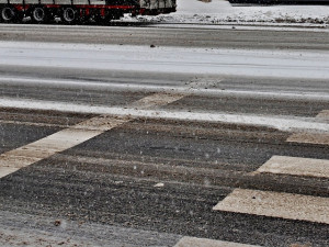 Česko ochromí náledí. Meteorologové varují před nehodami a úrazy