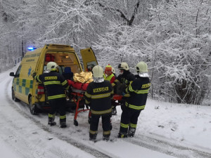 Na sněhu bourala sanitka, skončila převrácená vedle silnice. Převážela tři pacienty