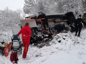 Na sněhu bourala sanitka, skončila převrácená vedle silnice. Převážela tři pacienty