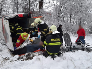 FOTO: Na sněhu bourala sanitka, skončila převrácená vedle silnice. Převážela tři pacienty