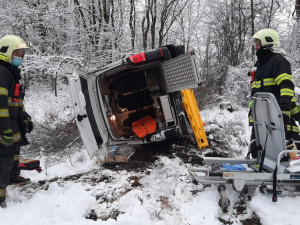 Na sněhu bourala sanitka, skončila převrácená vedle silnice. Převážela tři pacienty