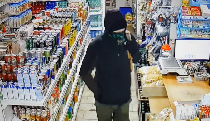 FOTO, VIDEO: Policisté pátrají po ozbrojeném nebezpečném muži, který v Praze 3 přepadl večerku
