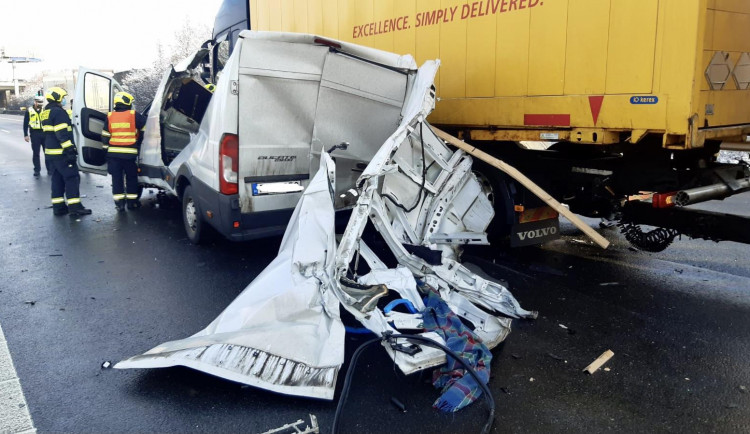 Na Pražském okruhu došlo k další nehodě. Srazila se zde dodávka s kamionem