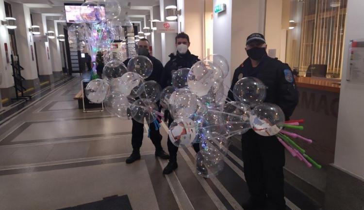Pražští strážníci opakovaně řeší prodej předražených svítivých balonků v centru města