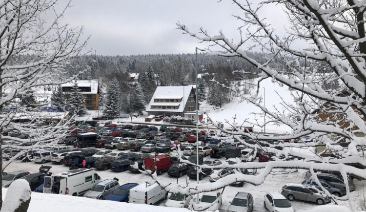 Parkoviště v Krkonoších a Orlických horách zaplnili turisté