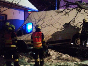 FOTO: Řidič opustil nastartovanou dodávku, ta zatím narazila do rodinného domu