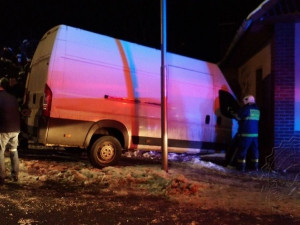 FOTO: Řidič opustil nastartovanou dodávku, ta zatím narazila do rodinného domu