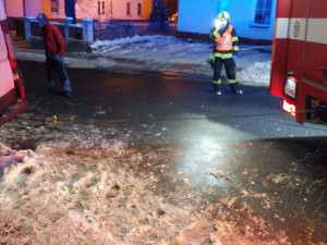 FOTO: Řidič opustil nastartovanou dodávku, ta zatím narazila do rodinného domu