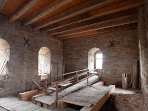 Rekonstrukce hradu Kost přepisuje historii. Archeologové našli skrytou věž ze 13. století