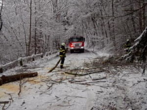 FOTO: O víkendu se hasiči nenudili. Řešili dopravní nehody i požár na vlakovém nádraží