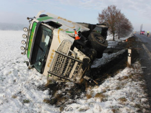 FOTO: O víkendu se hasiči nenudili. Řešili dopravní nehody i požár na vlakovém nádraží