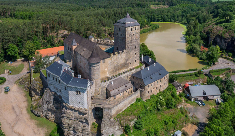 Rekonstrukce hradu Kost přepisuje historii. Archeologové našli skrytou věž ze 13. století