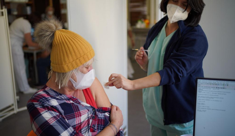 Informační linku pro seniory kvůli očkování na koronavirus zřídila Praha 2