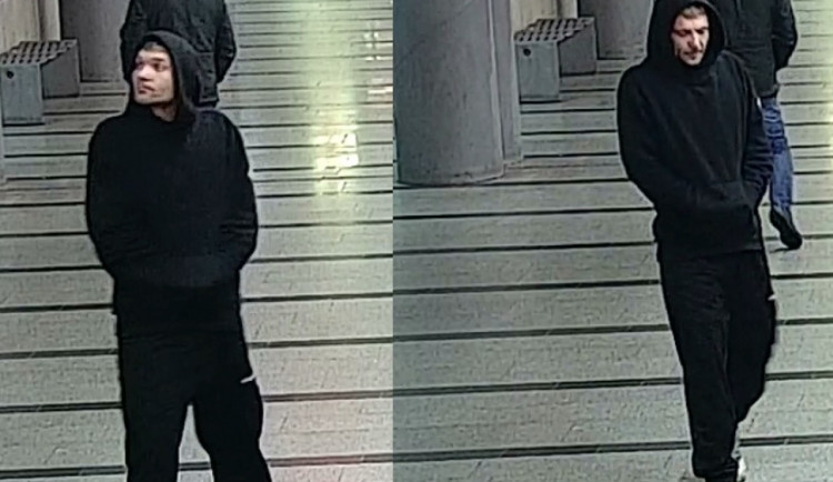 VIDEO: Muž v metru pěstmi zaútočil na devadesátiletou ženu. Policie hledá svědky