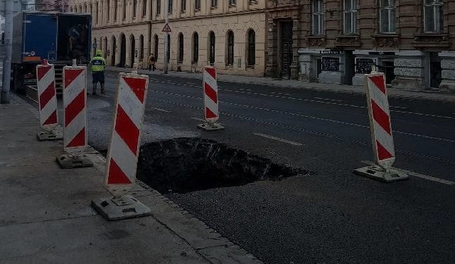 Kvůli havárii vodovodu museli dělníci znovu rozkopat část Veveří