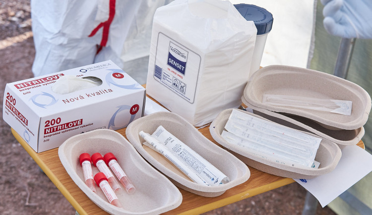 Od pátku se lidé starší 80 let budou moci přihlásit na očkování