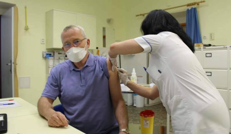 Opozice žádá rezignaci radního pro zdravotnictví Finka. Ten nechal svoji manželku přednostně naočkovat